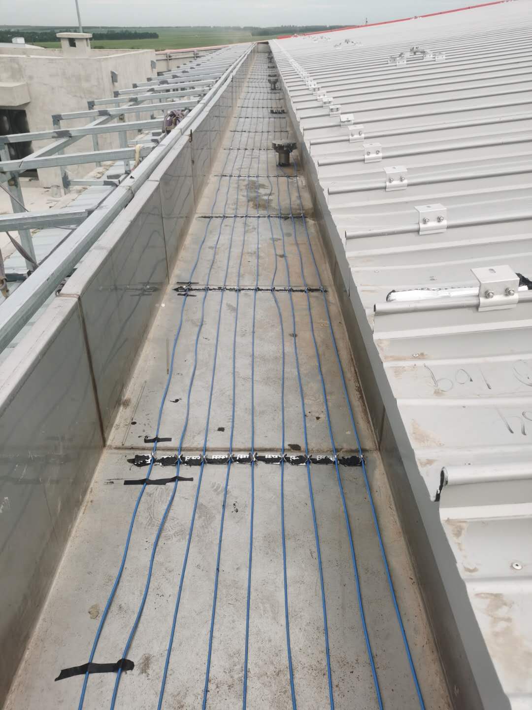 屋頂融雪電伴熱系統(tǒng)適用于居民住宅、機(jī)場(chǎng)、火車站、體育館 